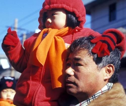 孙女在超市打碎一盒蛋，店员竟要求20倍赔偿，爷爷做法太棒了