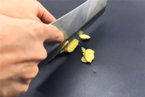 橘子皮和生姜泡水，真是厉害了，解决了不少人的难题，省钱又实用