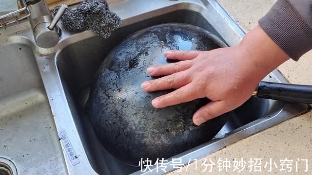 不管锅底黑垢多厚，教你一招，黑垢轻松掉下来，还你一口新锅