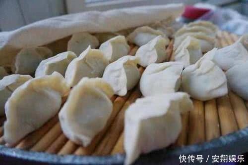 饺子|做韭菜饺子，直接拌馅是大错特错！多加这1步，韭菜翠绿不出水