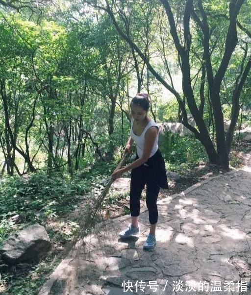 紧身|曾春蕾生活照,小背心紧身裤勾勒完美身材,打扮开放有种欧美范!