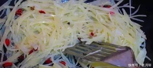 土豆丝|炒土豆丝时不要直接焯水,多做“这一步”土豆丝又亮又脆还入味