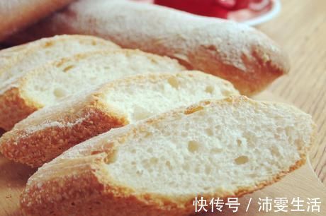 面包糠快速自制方法，5分钟就搞定，成本一块钱，放冰箱能吃半年