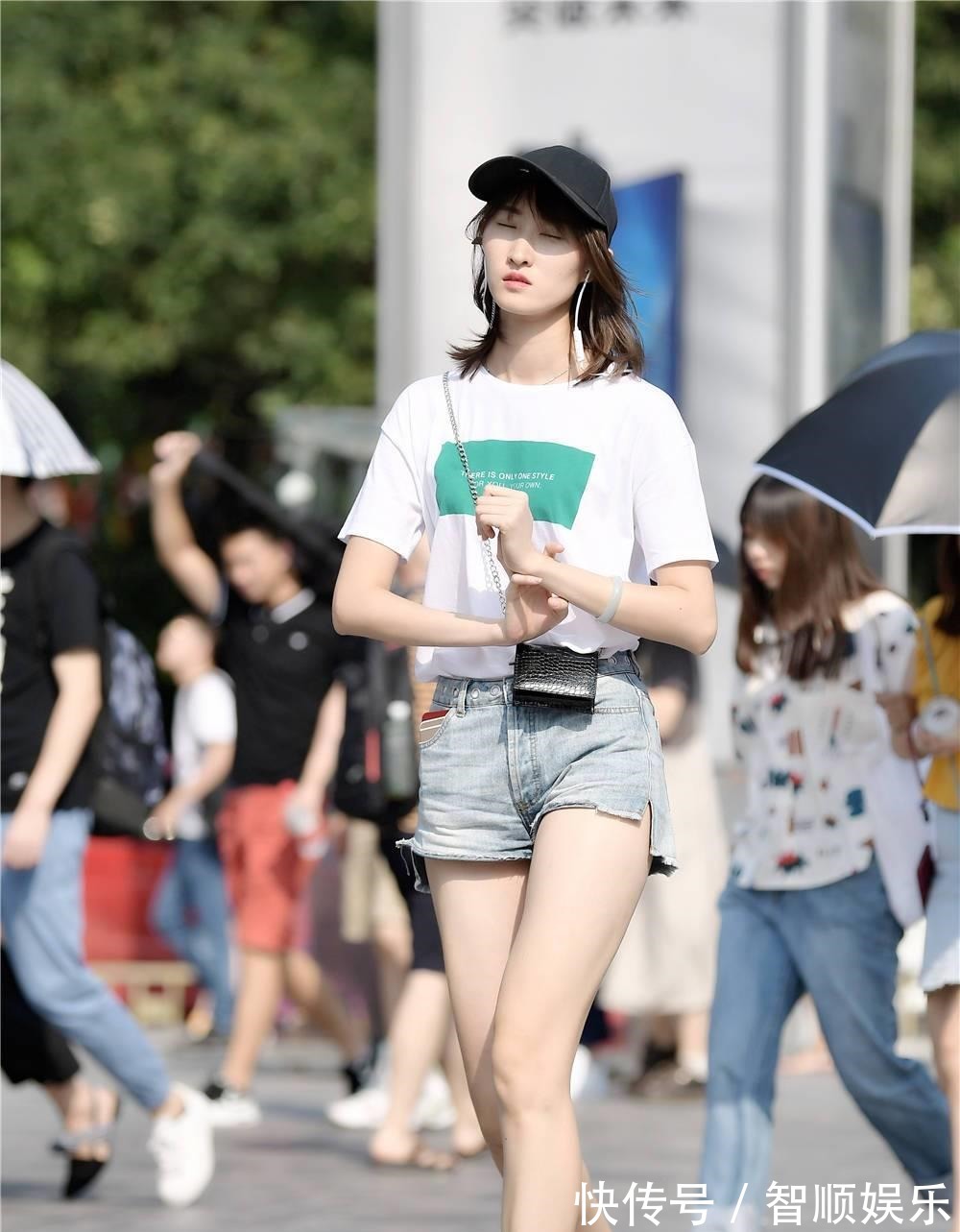 年轻姑娘 牛仔短裤和半袖T恤,脚下穿着帆布鞋,年轻姑娘首选搭配!