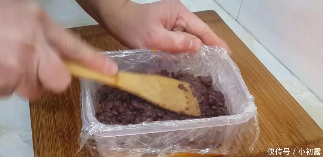 红薯这样做才最好吃,一蒸一切,比豆沙糕都好吃,一口一个真解馋