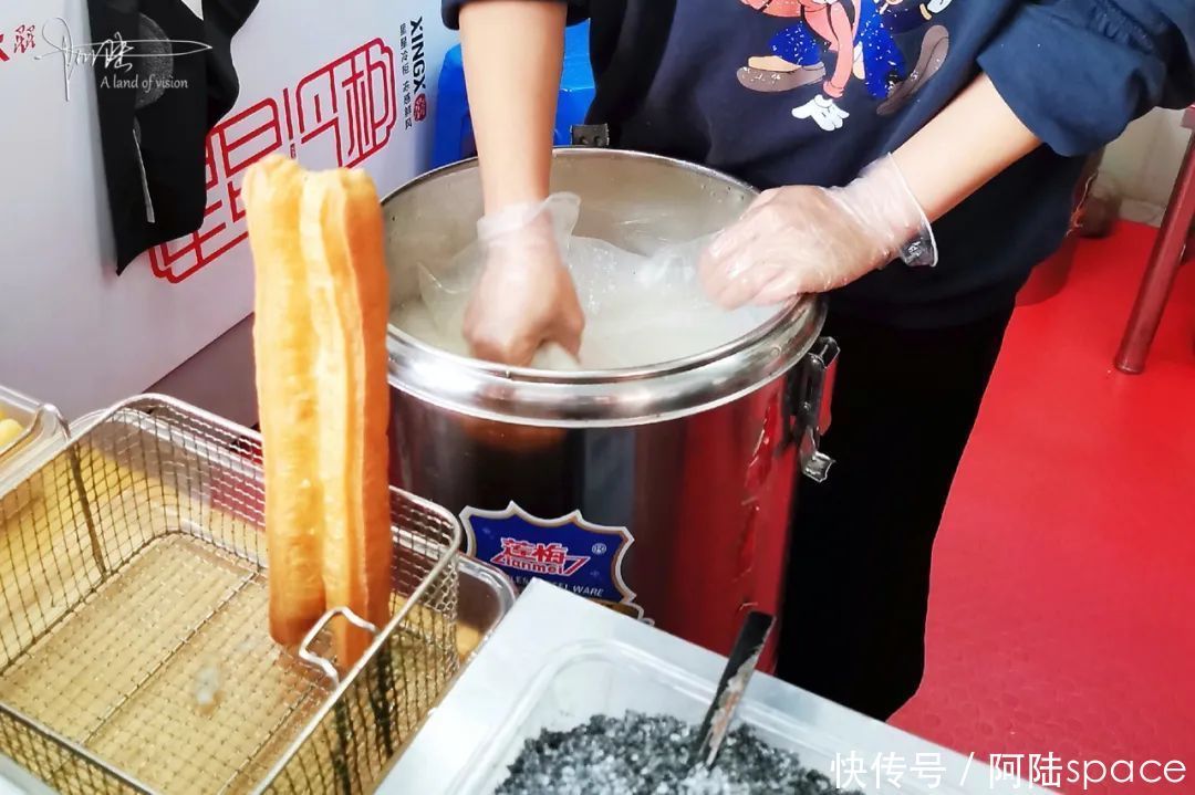 油条|这条非遗美食街上的“油条包麻糍”,不仅卖相好看,味道也不错
