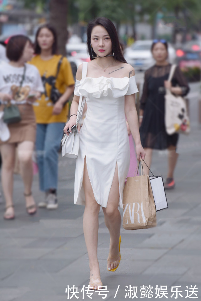 太阳镜不好好带,裙子也像“碎布条”,是一种不走寻常路的美