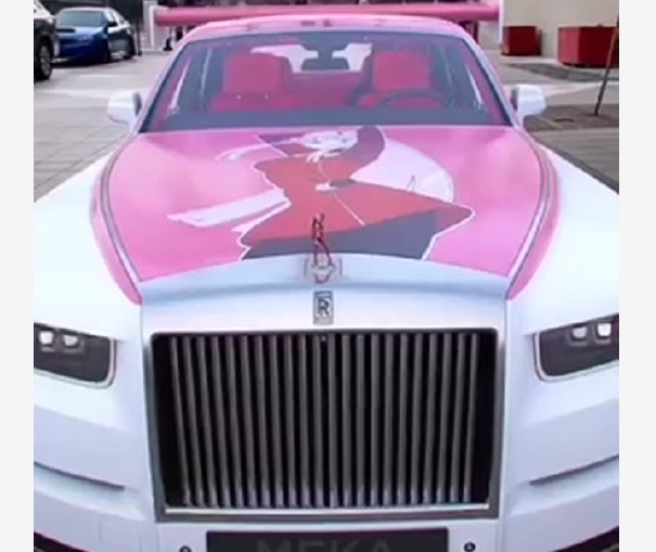 星空顶|男子嫌劳斯莱斯车标土,花费80万,换成“动漫美女”