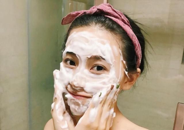 经常不“洗脸”的女人,皮肤都成什么样了?看这几点就很清楚!