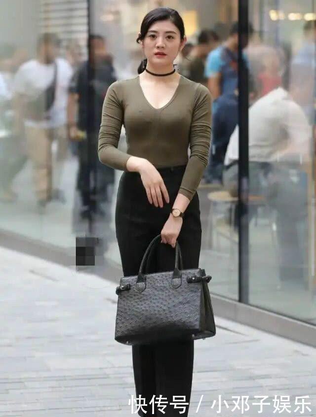 略显“老气”的阔腿裤,宽大的裤腿与身材形成反差