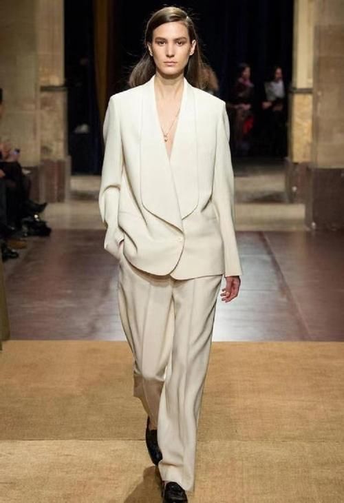 早春别再穿风衣了，2021年流行穿“白色西装”，可优雅可帅气