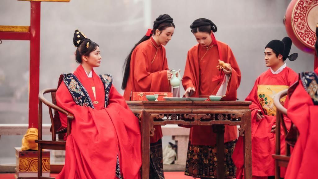 中国女孩的嫁衣,不该只是西方的婚纱,更应该是传统的凤冠霞帔!