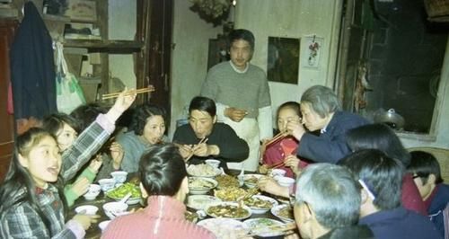 看看80年代的年夜饭，再看看现在的年夜饭，网友：年味去哪了？