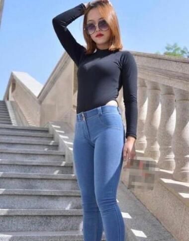 牛仔裤|牛仔裤的搭配充满时尚感，展现S型身材的同时，又有时尚达人气质