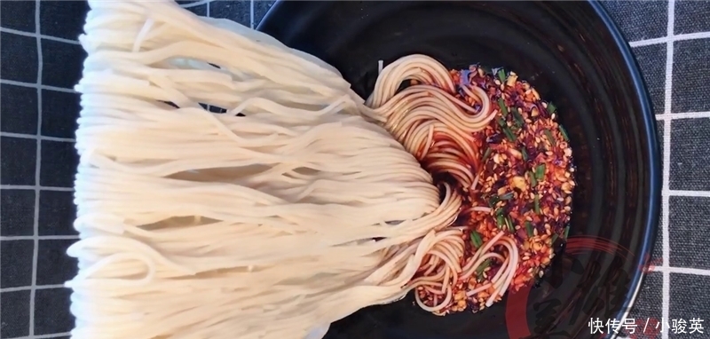 喜欢吃面条的一定收藏,早餐教你在家简单一做,色香味俱全