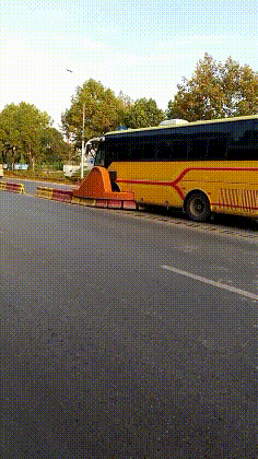 |搞笑GIF:撩妹有风险 搭讪需谨慎