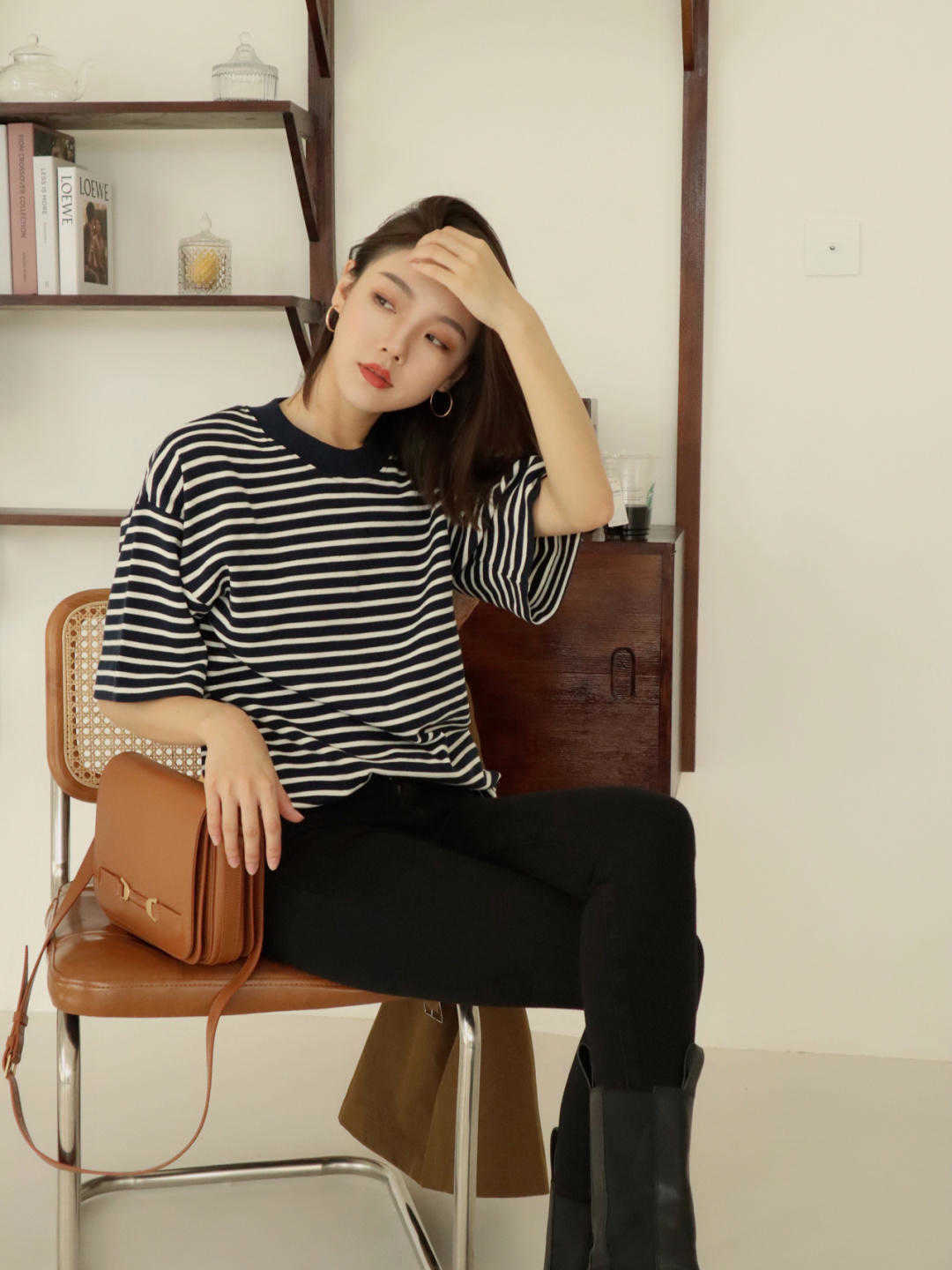 搭配|日常不用穿得太花哨,T恤搭配牛仔裤,法式穿搭依然能成为焦点