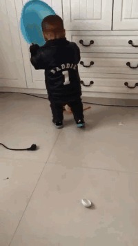 |搞笑GIF:妹子,你是站的时间太久了吗?,站的膝盖都疼了。