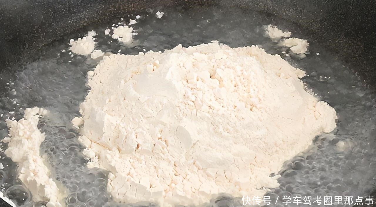 豆沙|开水里加一碗面粉，搅一搅，搓一搓，一会就做出一锅小点心