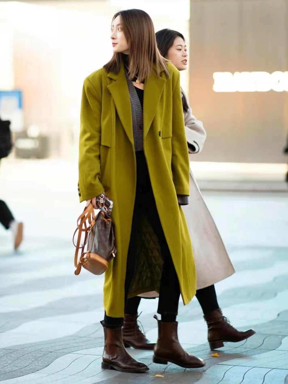 时髦|接地气的杭州路人穿搭火了,实用时髦兼具,照着穿就对了