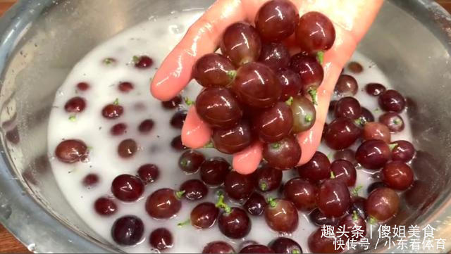 洗葡萄时，用盐还是用面粉？果农：都不对，如此洗吃着才放心