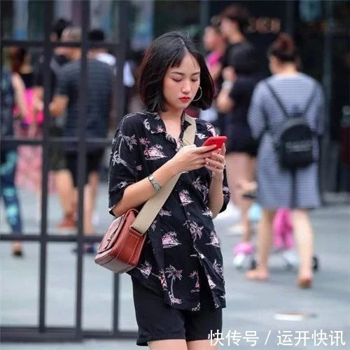 打底裤|街拍:小姐姐齐肩长发,白色衬衣配牛仔短裤,清纯美好