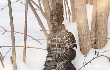 秦始皇陵中的兵马俑，为什么手上没有拿武器？