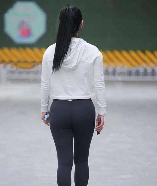 瑜伽裤美女,新颖的剪裁设计,还有气质!