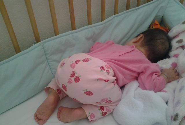 围栏|爸爸一觉醒来发现“娃丢了”,找了一圈,看到孩子后顿时感到后怕