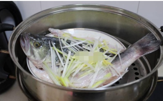 鲈鱼最简单的家常做法,鲜嫩少油,在家也能做出大厨的档次