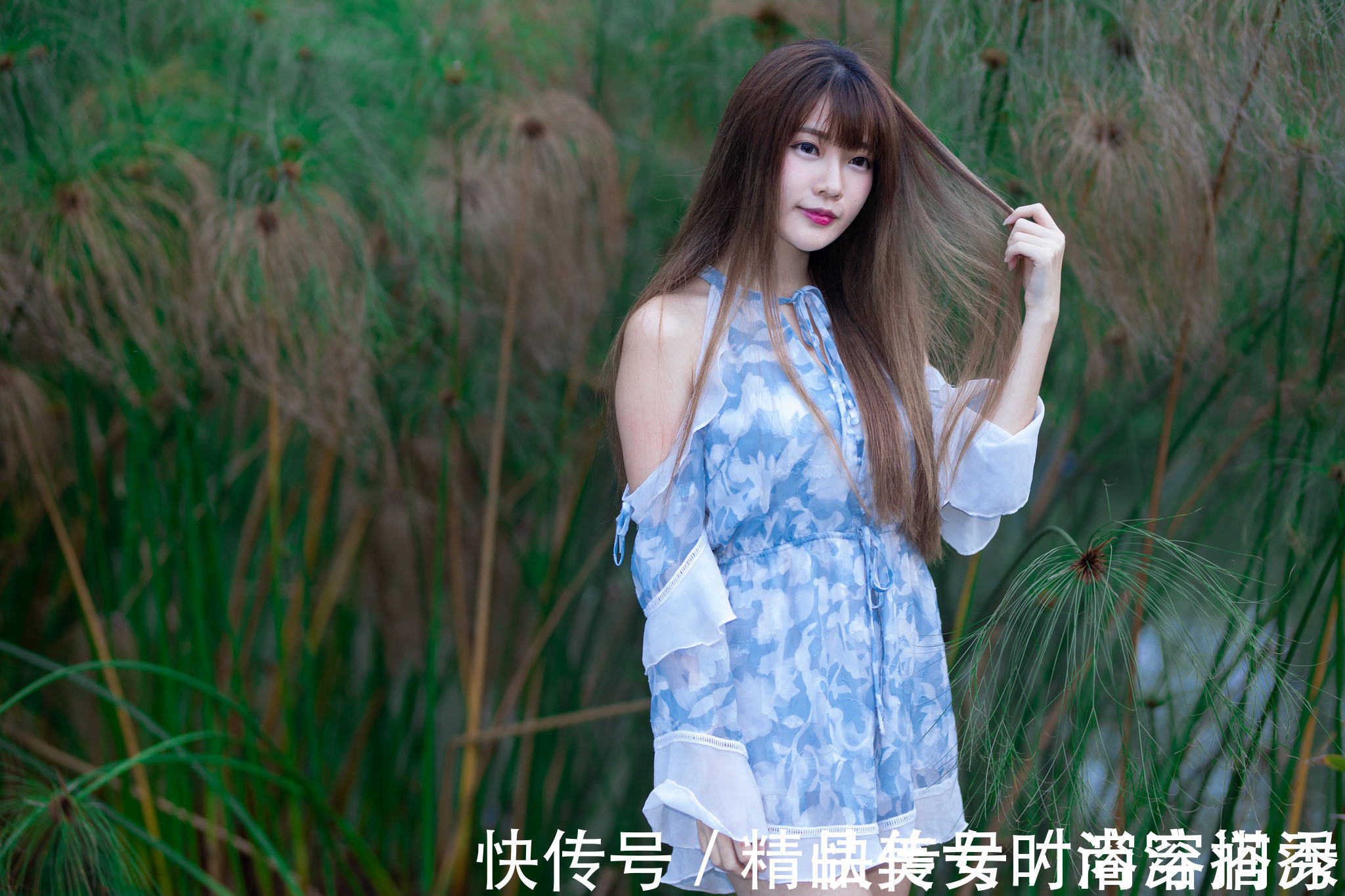 连衣裙 轻盈的雪纺连衣裙,轻薄透气,挂脖的设计露出香肩,时尚又甜美