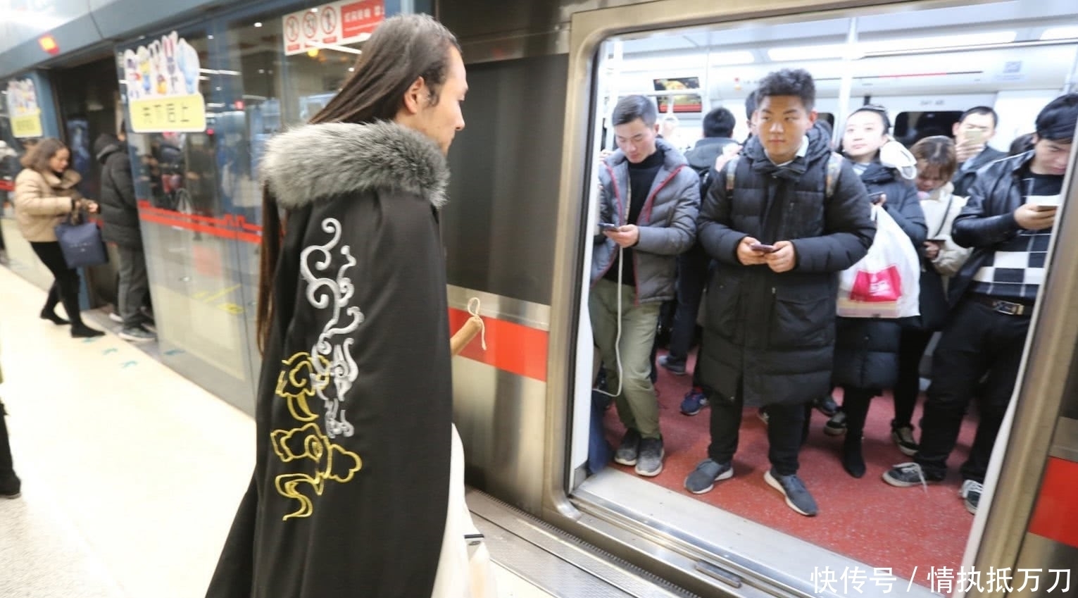 金少白|奇闻:男子喜爱汉文化,蓄长发穿汉服白衣飘飘,每天穿汉服上班