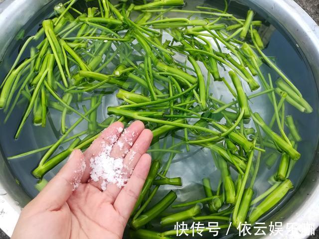 茎干|炒空心菜别焯水,学会餐馆的做法,多加2物,爽脆入味不发黑