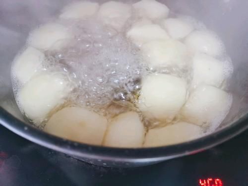 天冷了，苹果和它是绝配，简单煮一煮，滋补又养胃，不懂吃可惜了