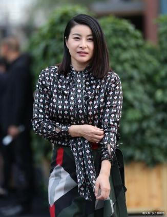 豪門|霍啟剛真“自戀”,讓三娃在飯桌上看自己上電視,豪門飯桌真簡(jiǎn)單