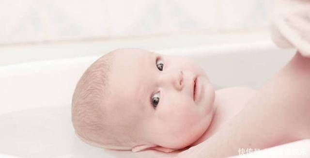 宝妈被照相馆坑了,满月孩子被送医抢救,医生不配做父母