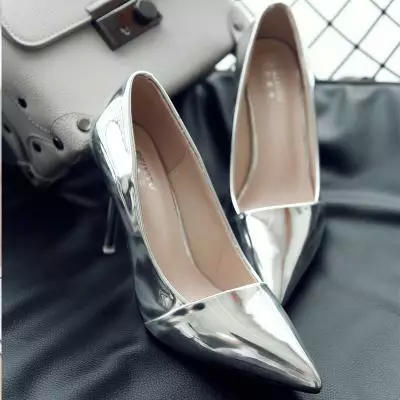 美脚搭美鞋，挑一双最适合校园舞会搭配的最纯透明亮晶高跟鞋
