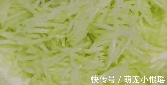 炒制|这食材别只懂炒制和凉拌,擦丝加这几样煎一煎,又香又糯,真好吃
