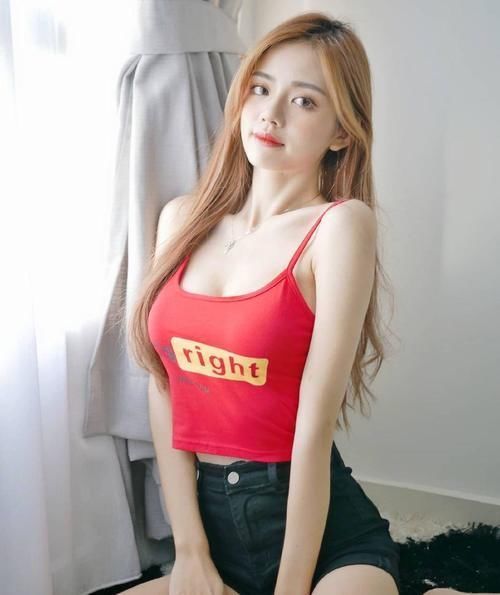 颜值 身材娇小的马来西亚女生,这几套居家穿搭,秀出了性感女人味