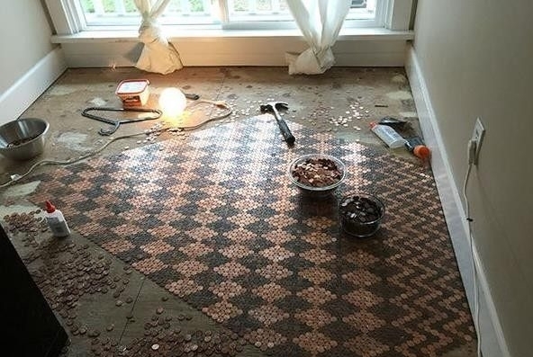 女子用一万枚硬币铺成“黄金”地毯 网友看了称赞,有钱就是任性