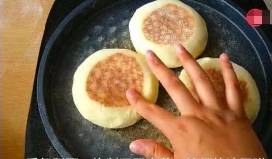 2个鸡蛋,一碗面,不用烤箱,不用一滴油,做出美食比面包还好吃