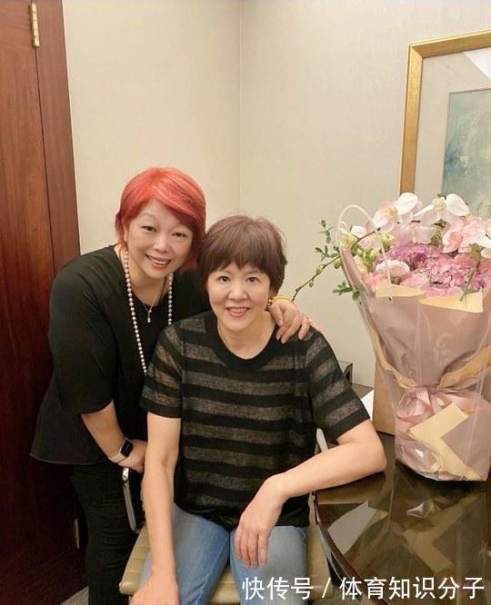 中国排协|越活越年轻!女排主帅郎平退休后颐养天年,时髦发型漂亮项链抢眼