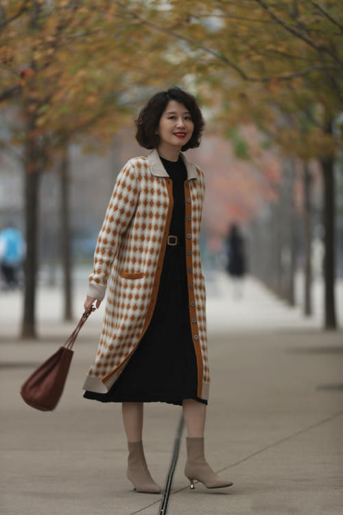 大衣＋半身裙＝今春王牌cp，优雅又有女人味，精致女人首选
