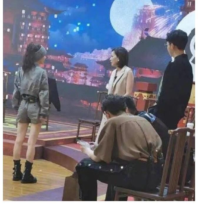 造型|鹅厂新综艺路透,杨幂绑双马尾亮相,光看嘉宾颜值就期待满满