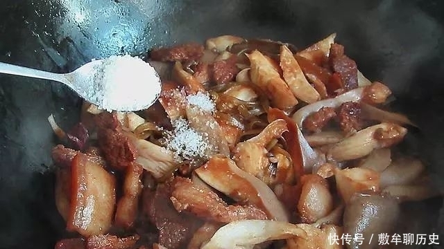 好吃|2分钟教会你家常菜“猪肉炖粉条”的做法，好吃得停不下来