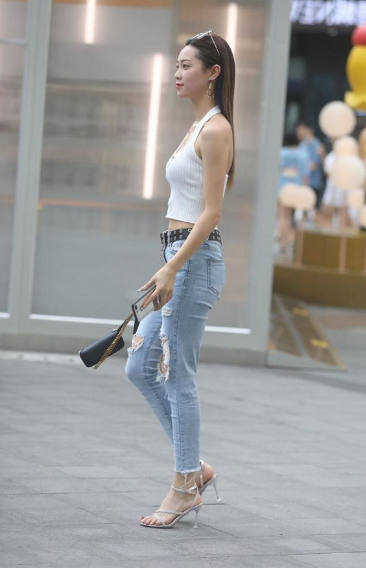 街拍|街拍：美女搭配高跟鞋，秀出优雅新姿态书易