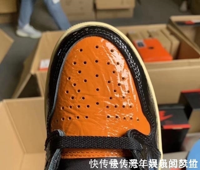 logo 猪肉贵了?猪油AJ却便宜了!AJ1猪油扣碎3.0真假对比,细节讲解