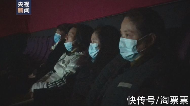 “若有战,召必回!”江西退役女兵们含泪观看《跨过鸭绿江》