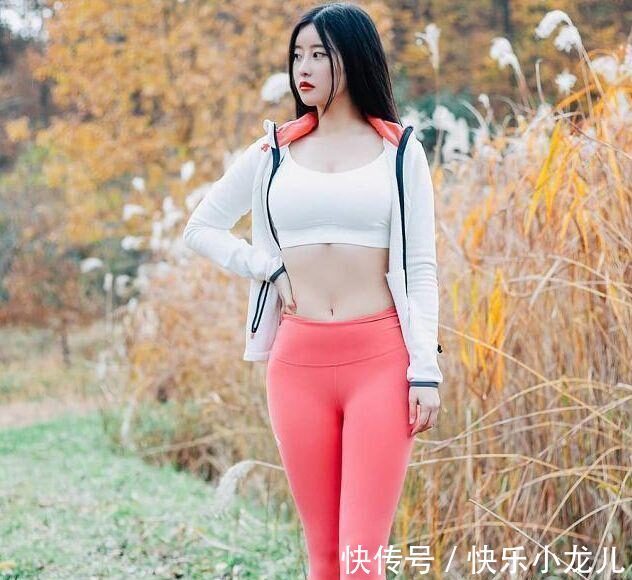 搭配 时髦得体的打底裤装扮婉约又显别致，绽放优雅的姿态