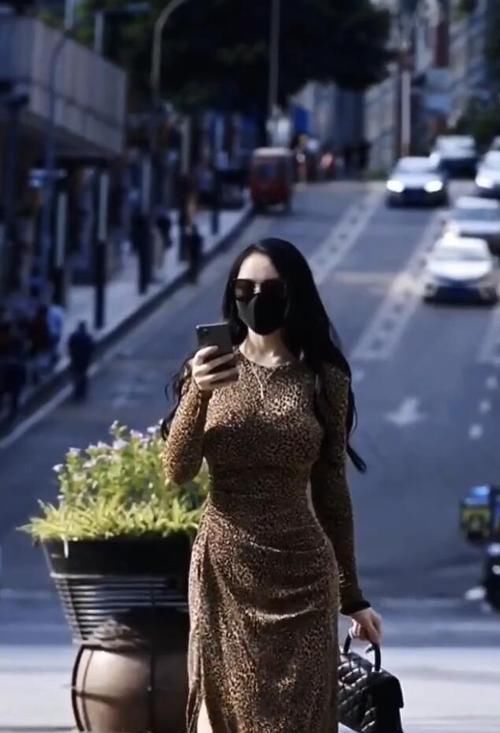 成熟|充满野性的造型，一袭豹纹长裙，尽显成熟女性范